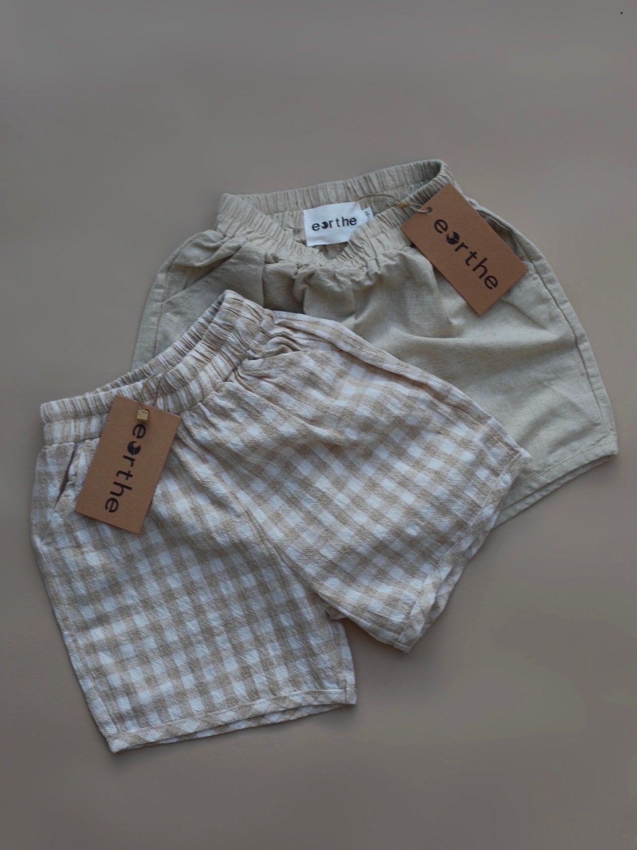 linen shorts / checkered oat