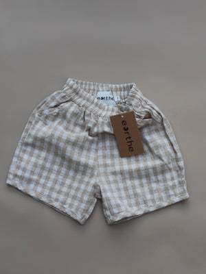 linen shorts / checkered oat